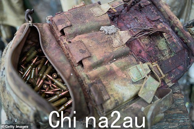 节礼日,在巴赫穆特的一家医院外看到一名乌克兰受伤士兵沾满鲜血的防弹衣,里面装满了弹药