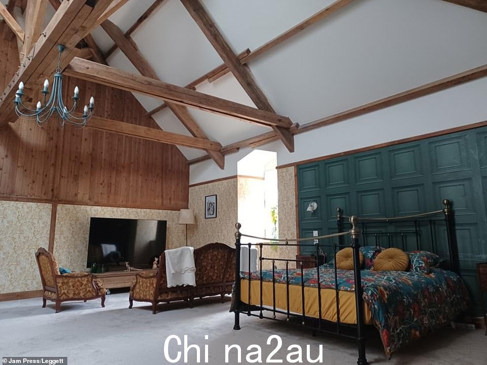 距离尼奥尔 Deux-Sevres 地区的主要城镇仅 30 分钟路程,距离巴黎 200 英里,自从 Dick 和 Angel 搬进来以来,这里已经举办了数十场婚礼。图为:一间卧室property