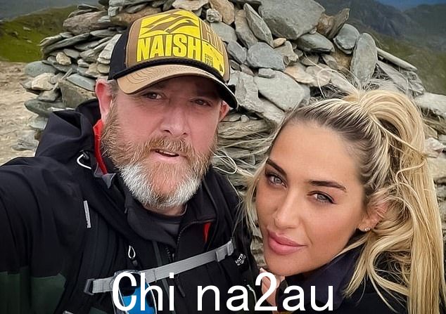 爱德华兹女士和她的父亲一起散步呃,蒂姆,当他们一起度假时