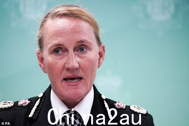 警长 Serena Kennedy 说,平安夜枪击事件的幕后黑手是诉诸此类暴力的“胆小鬼”,并表示他们“活该在每个圣诞节都从监狱里出来”