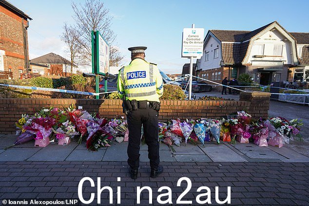 默西塞德郡的警察局长已承诺,她的部队将“不屈不挠”地将谋杀艾丽·爱德华兹的凶手绳之以法。图为:一名警官在 Wallasey Village 的 Lighthouse Inn 外观看献花