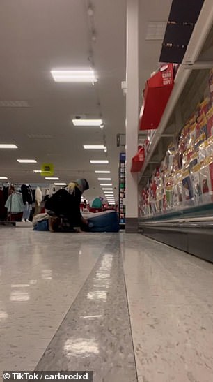 被困的人使用了露营区的充气床垫