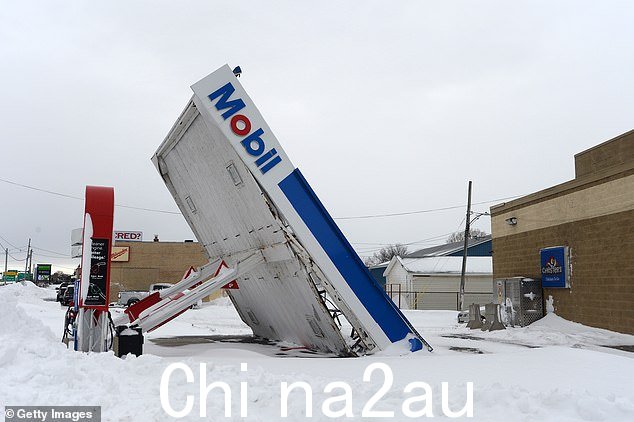 如图:沿湖岸大道狂风大雪后,加油站的天篷侧翻