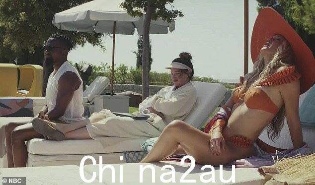 太棒了:在这个场景中,她自信地沿着游泳池漫步,在日光浴躺椅上会见她的朋友,她穿着带褶边的露肩两件套