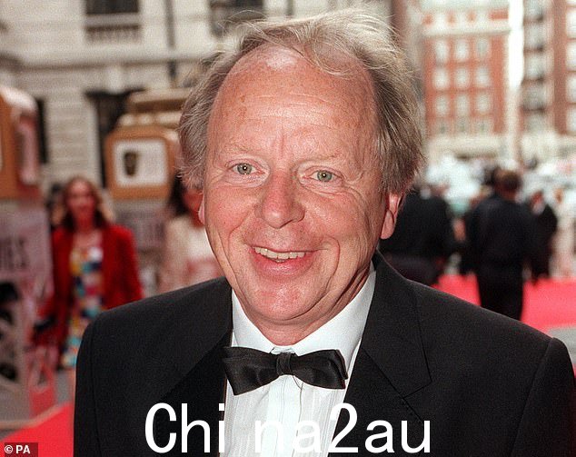 John Bird 已去世,享年 86 岁。照片中他到达了 1999 年在伦敦 Grosvenor House 举行的 Baftas