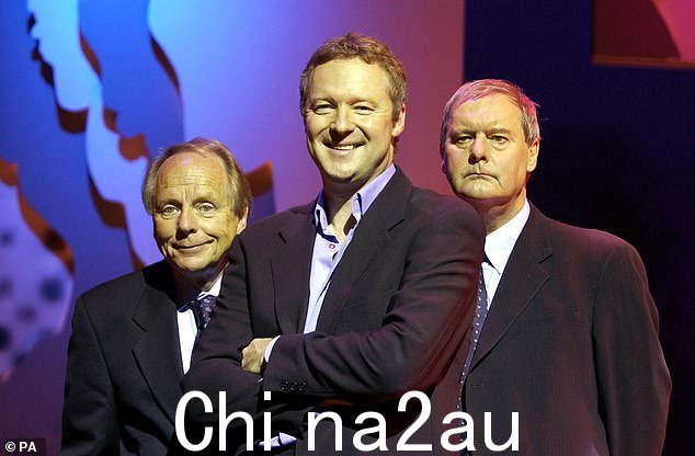 Bird(左)与 Rory Bremner(中)和 John Fortune 在阿尔伯里剧院伦敦,2002 年 10 月 2 日