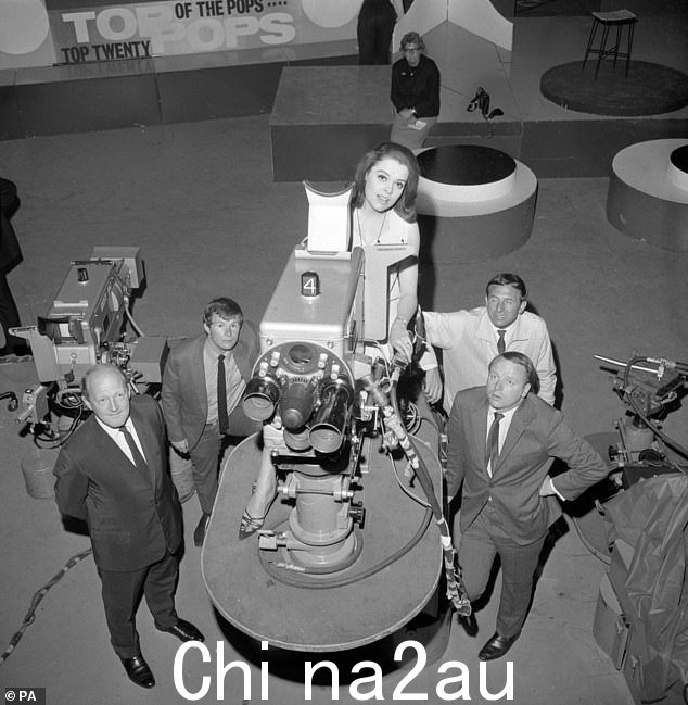 1965 年在国家电视中心的鸟(最右边)。图中还有,从左到右 - Robert Robinson、Bill Oddie、Lynda Baron 和 Leonard Rossiter
