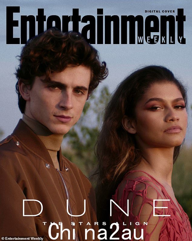 '星星对齐!' Zendaya 的 Timothée 照片来自他们 2021 年 10 月为《娱乐周刊》制作的数字封面故事,当时她穿着 Mark Fast SS/11 RTW 流苏针织紧身连衣裙