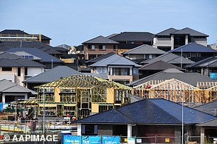 'McMansion' 通常包含五六间卧室和巨大的双车库 - 在较新的远郊更为普遍(如图所示的悉尼奥兰公园),但也随着老城区逐渐进入更成熟的郊区房屋被推倒