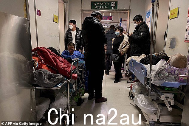 天津市第一中心医院候诊室的病人躺在轮床上,因为医务人员正在处理新的病例激增
