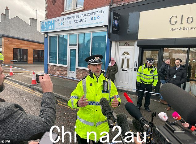 副警长 Ian Critchley 今天早些时候在现场向媒体发表讲话。他说一名来自 Wirral 的 Beechwood 的 28 岁男子在枪击事件发生后仍处于危急状态