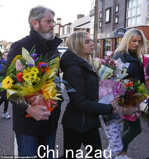 Tim Edwards 在节礼日前往 Wallasey 村的 Lighthouse Inn 参观他女儿的遇难现场,献上鲜花