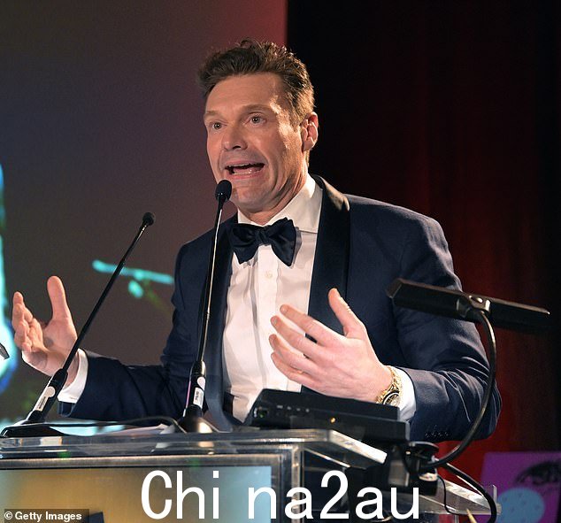 Seacrest(本月早些时候在洛杉矶拍摄)随后证明了他的幽默感,他开玩笑说他会试图引诱他的主持人,他总结道:“虽然,我可能会送他们一些 Casa Dragones 龙舌兰酒,只是为了在他们播出时引诱他们'