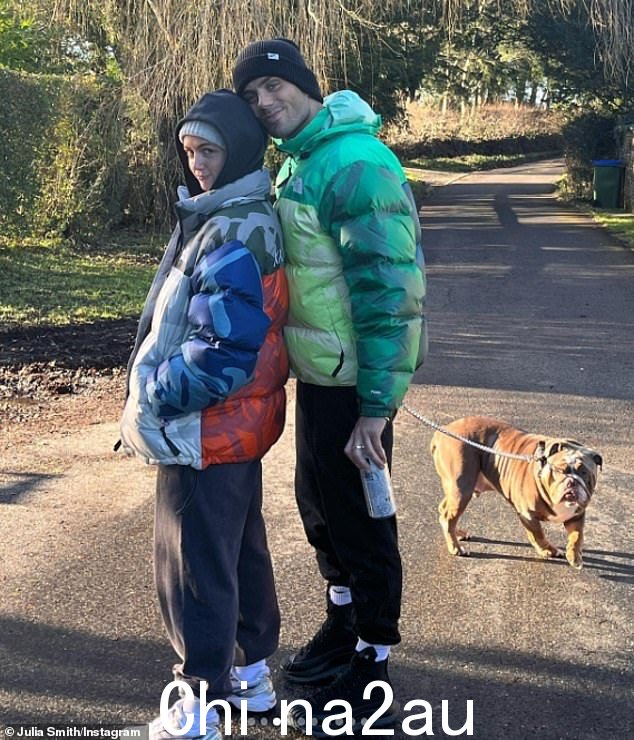 舒适:前者21 岁的 EastEnders 明星让粉丝们一睹她的圣诞节,因为她穿着暖和的衣服与通缉犯的歌手和他的狗一起散步