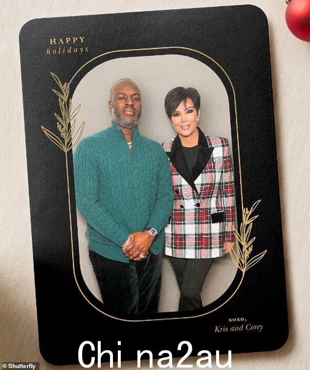 传播爱:Kris 于 11 月在 Instagram 上分享了她的第一张节日贺卡,上面有一张她和 Corey 在一起的照片