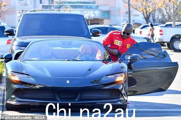 快速停止:业务主管穿着一身红色的衣服在珠宝店停了下来,然后在他完成后跳进了他的法拉利