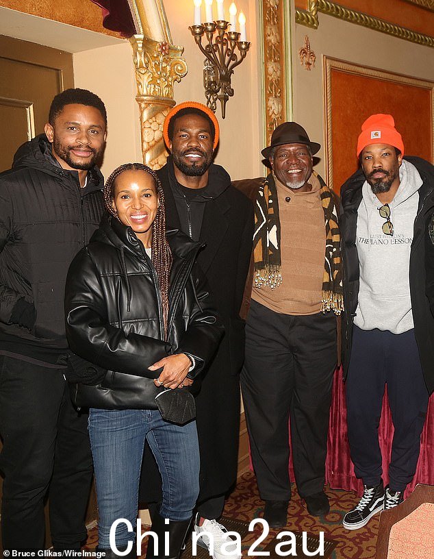 播放日期!华盛顿与她结婚九年的丈夫 - 好护士演员 Nnamdi Asomugha(左)罕见地公开露面 - 上周二在曼哈顿的约翰金剧院参加肯尼莱昂的百老汇复兴版 Topdog/Underdog