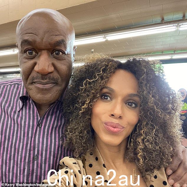 屏幕上的爸爸:Kerry 接下来将在 Tracy McMillan 的八集喜剧《无狱》中扮演关系治疗师 Paige Alexander,与 Delroy Lindo 演对手戏,饰演她的前科犯父亲 Edwin Alexander,该片将于明年在 Hulu 上首映(5 月 13 日摄)