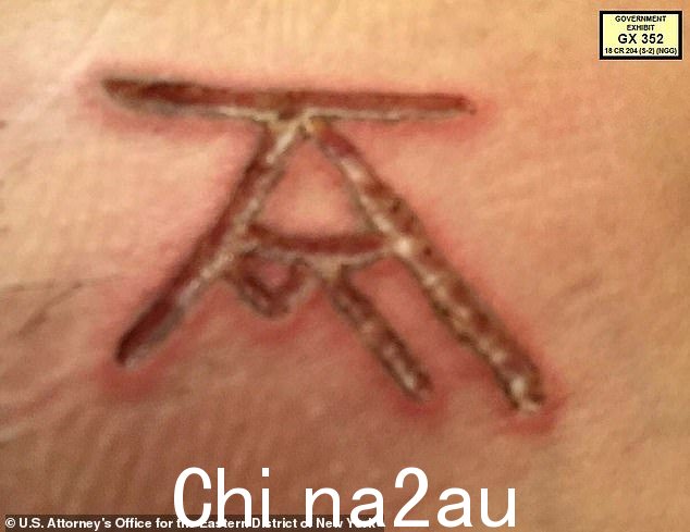 邪教的受害者告诉检察官Raniere和其他领导人如何用一块燃烧的金属给他们烙上烙印