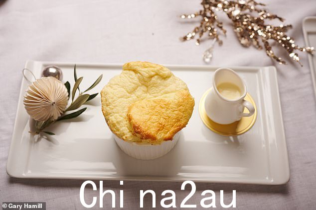 这个菜单可能听起来令人生畏,但所有菜肴都可以进行调整,因此任何业余厨师都可以解决它们。如图所示,奶酪蛋奶酥
