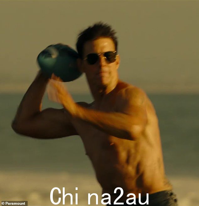 Touchdown:Top Gun:Maverick 打破了 Paramount+ 的流媒体记录,它于 12 月 22 日首次亮相,就在 Paramount+ 发布了一个三小时的“汗流浃背的海滩场景”循环之后几天,其中有一个光着膀子的 Miles Teller 和 Glen Powell