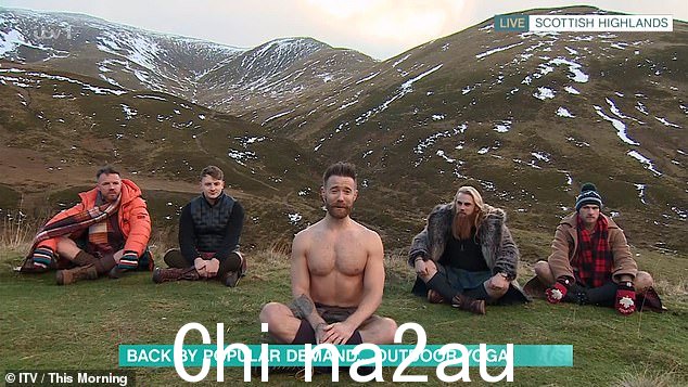 看起来不错:主持人在奉承芬利·威尔逊时变得火热和慌乱,芬利·威尔逊在苏格兰高地的户外辅导中光着膀子展示了他肌肉发达的体格