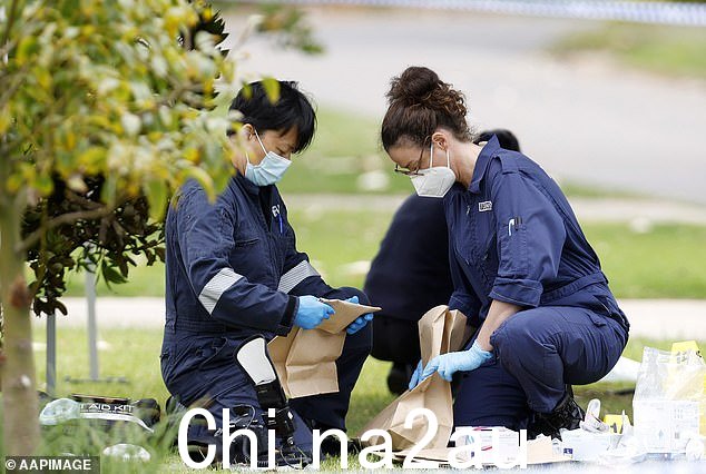 法医人员在星期三早上梳理了家庭聚会的现场以寻找线索