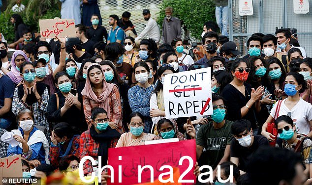 Dalwat Kh an 在巴基斯坦因强奸一名女性亲属而被判终身监禁,但在他同意与袭击后生下孩子的妇女结婚后,判决被撤销(图片为卡拉奇抗议暴力侵害妇女和女童行为的抗议活动)