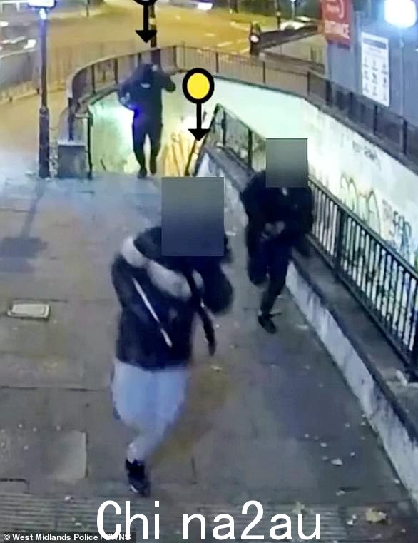 闭路电视捕捉到的三名暴徒逃离枪击案,一名 13 岁男孩在被自制枪击中脊椎后瘫痪,被终身监禁