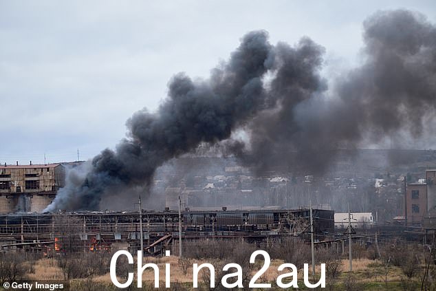 2022 年 12 月 28 日俄罗斯军队对乌克兰 Kostiantynivka 进行导弹袭击后,一座建筑物正在燃烧