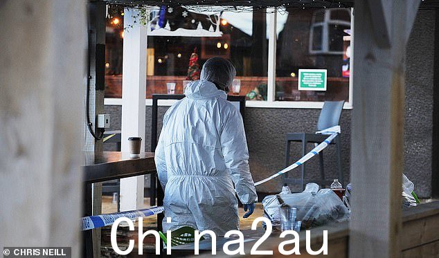 法医在酒吧里,枪林弹雨