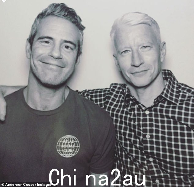 Friendship: The Watch What's Happening Live 明星还在采访中谈到了他与跨年夜联合主持人 Anderson Cooper,55 岁的友谊