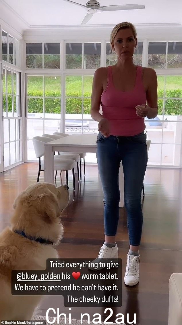 Sophie Monk,43 岁,(如图)可能是澳大利亚的超级巨星,但她仍然像我们其他人一样努力给她的狗喂驱虫片