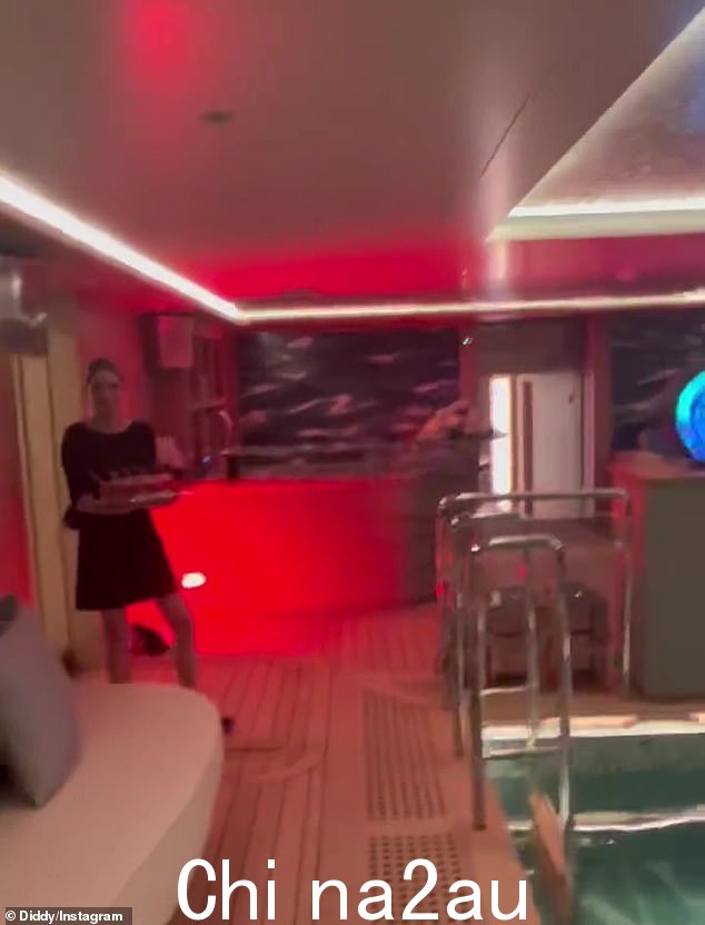 口渴?一位年轻的女职员给这位出生于哈莱姆的嘻哈明星送来一盘 DeLeón 龙舌兰鸡尾酒