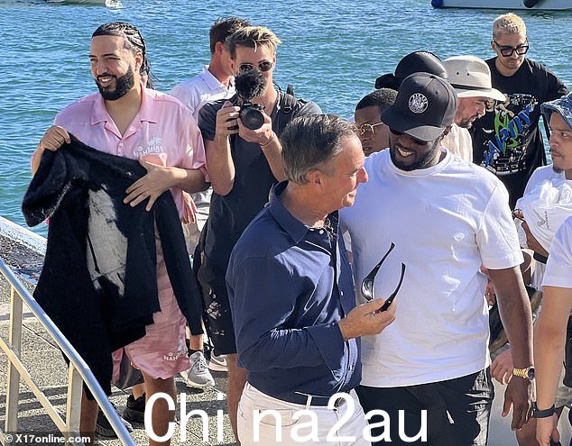 有钱人打成一片:迪迪和他的团队在古斯塔维亚港拍摄时还遇到了三届格莱美奖提名人法国蒙大拿州(左)