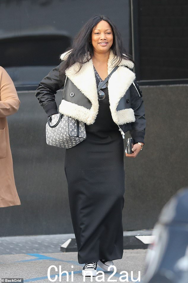 零售疗法:Garcelle Beauvais 周三在比佛利山庄与她的母亲 Marie-Claire 一起享受了一天的购物
