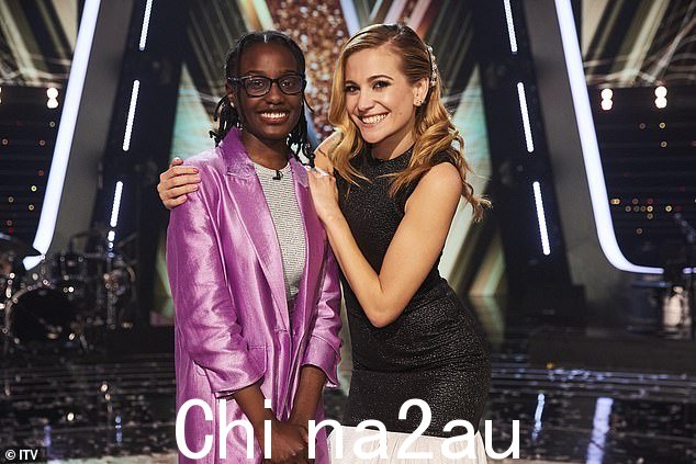 成功:Voice Kids 冠军 Israella Chris,14 岁,称赞了她的表演教练 Pixie Lott,33 岁,因为这位流行歌星帮助她在周四晚上的系列赛中取得了胜利