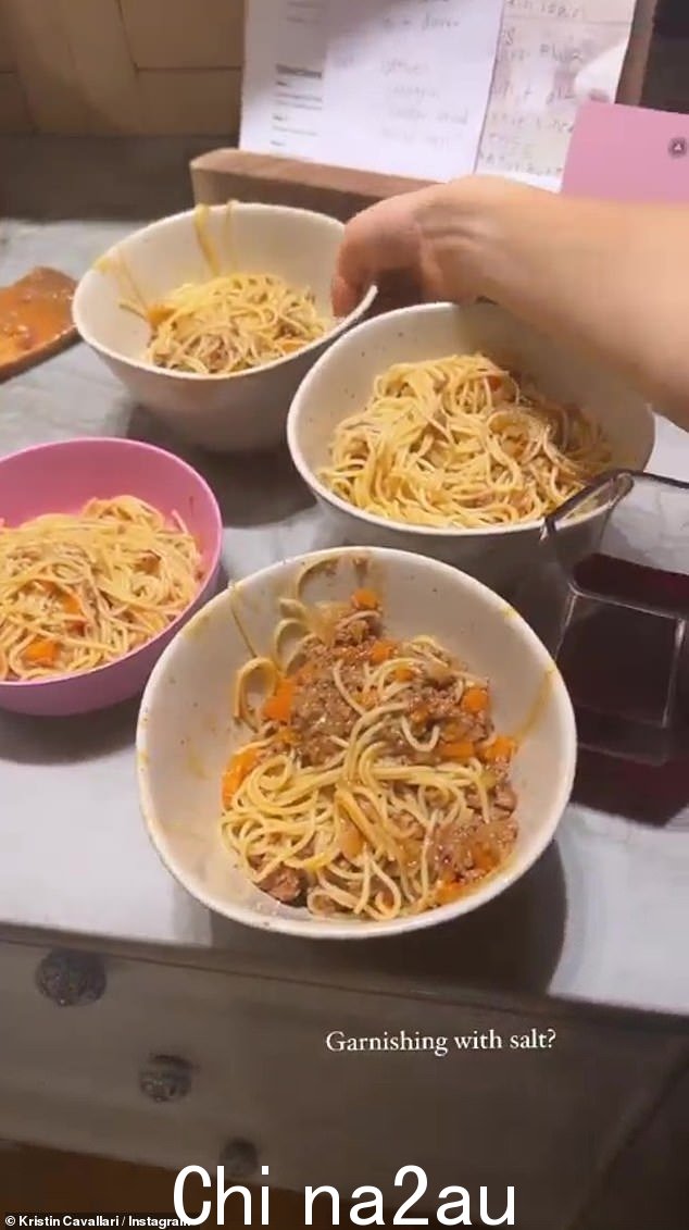 嗯! “用盐装饰?”怀疑但又被逗乐的真人秀明星在视频中写道