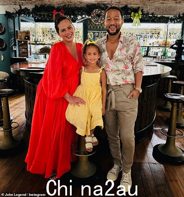 我们一起吧! John 与妻子 Chrissy Teigen、女儿 Luna 和儿子 Miles 一起庆祝他的 44 岁生日