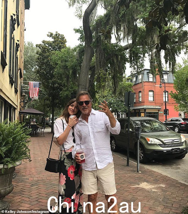 Melanie 与 73 岁的迈阿密副演员 Don Johnson 共享五十度灰明星,33 岁。这对前夫妇在结婚七年后于 1996 年分手