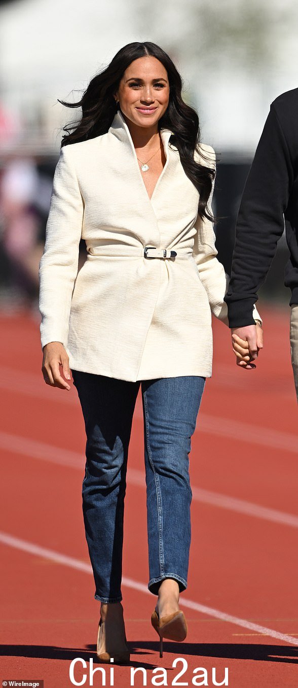 Meghan 穿着 Brandon Maxwell 的白色衬衫与哈里王子一起参加了 Invictus Games