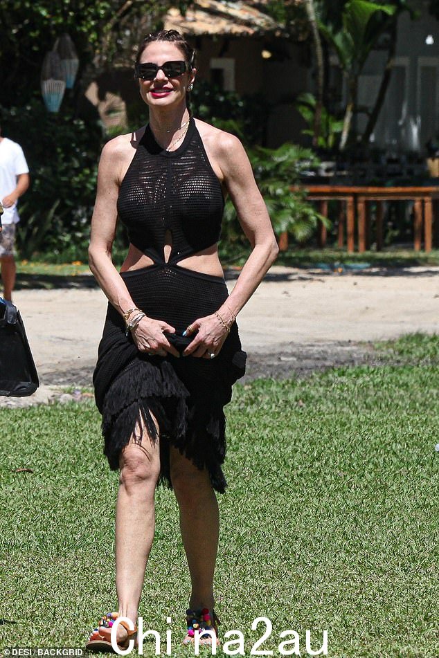 揭秘!Mick Jagger 的前女友 Luciana Gimenez 周三前往巴西巴伊亚州散步时,继续炫耀她身穿活泼全黑套装的令人难以置信的身材