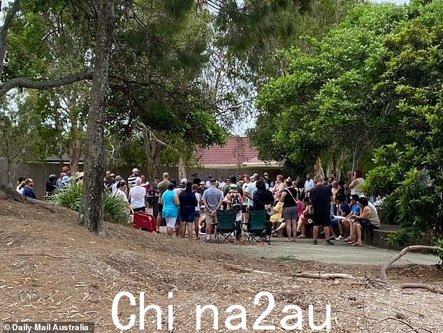 数十名愤怒的居民聚集在附近的公园参加社区会议,讨论他们对在未经事先协商的情况下在他们所在地区建立的中途宿舍的担忧