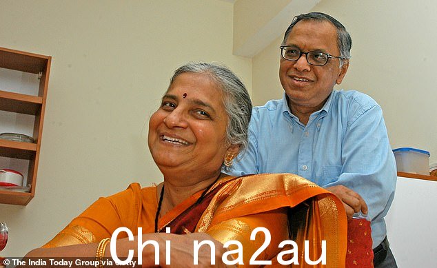 在 2013 年的一篇文章中,Narayana Murthy 称赞他的妻子教导他们的孩子“紧缩的重要性”。这对夫妇于 2022 年 3 月在 Infosys 合影”儿童“紧缩的重要性”。这对夫妇于 2022 年 3 月在 Infosys 拍摄</p>