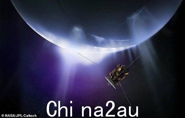 外星人科学家们得出结论,可以从土星的一颗卫星表面喷出的水蒸气羽流中探测到生命。图为:艺术家想象中的卡西尼号宇宙飞船穿过土星卫星土卫二南极喷出的羽流