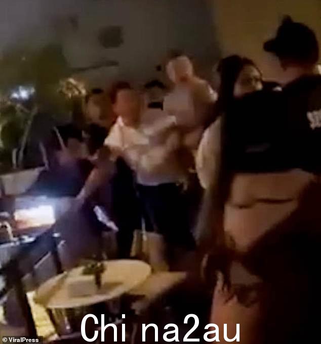 阿瑟顿被拍到在菲律宾宿雾省的 F 咖啡馆和酒吧发生争吵