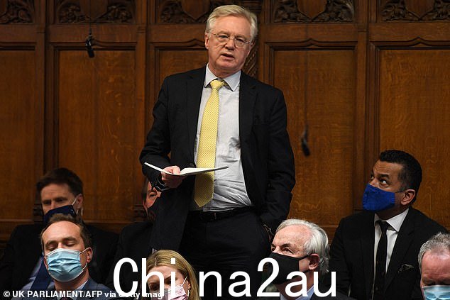 前英国退欧事务大臣大卫戴维斯敦促部长们效仿十多个拒绝阿尔巴尼亚人所有庇护申请的欧洲国家。他公布的数据显示,去年有 14 个欧洲国家没有批准一个阿尔巴尼亚人的庇护申请