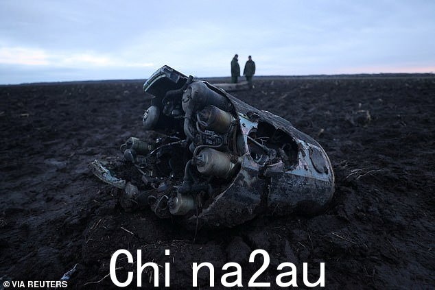 调查人员聚集在白俄罗斯国防部所说的被白俄罗斯防空系统击落的乌克兰 S-300 导弹的碎片附近