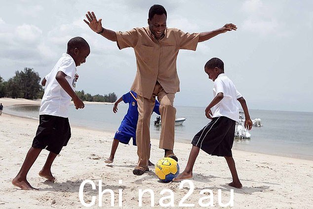 有点恰当,贝利在社交媒体上的最后一篇帖子是关于足球的