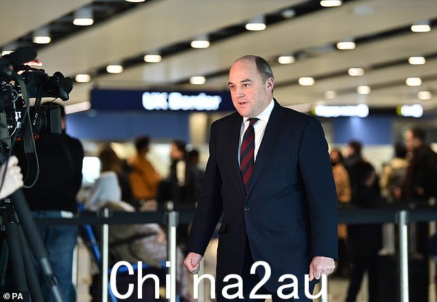 昨天,国防部长本华莱士在前往曼彻斯特机场时表示正在审查该政策